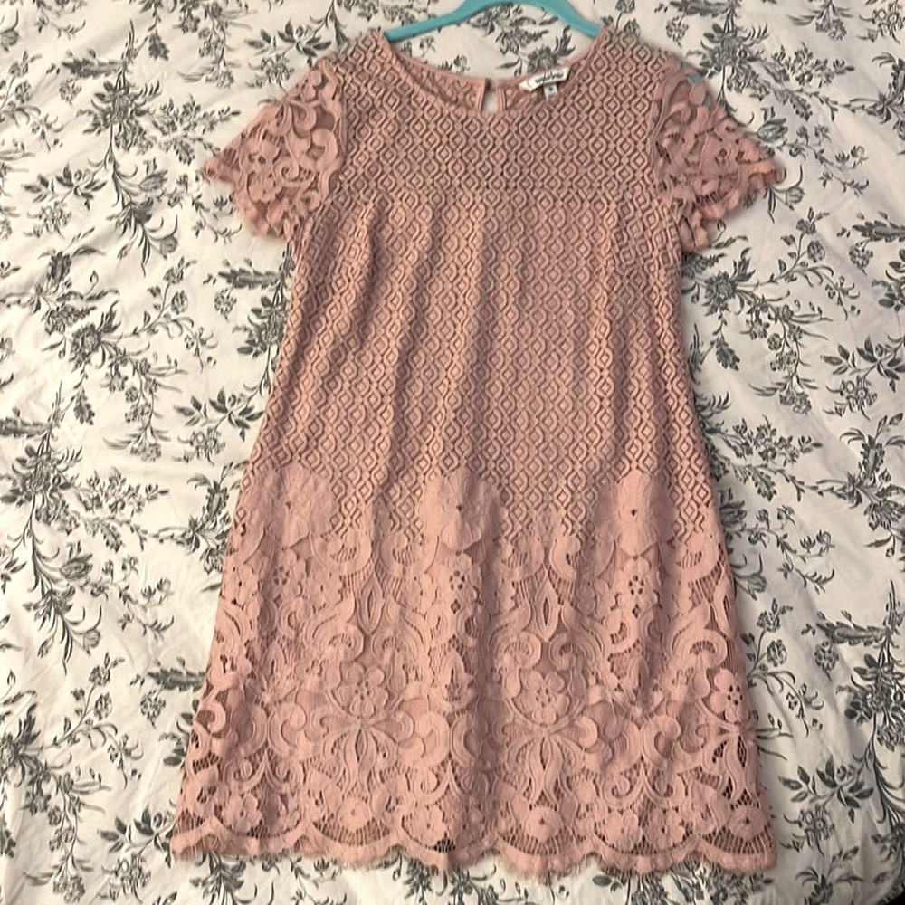 Lace dress size M. Like new Worn only once for 2 hours.